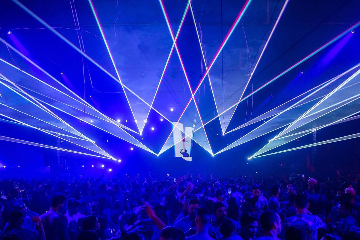 Painel de LED em show de grande porte com iluminação cênica